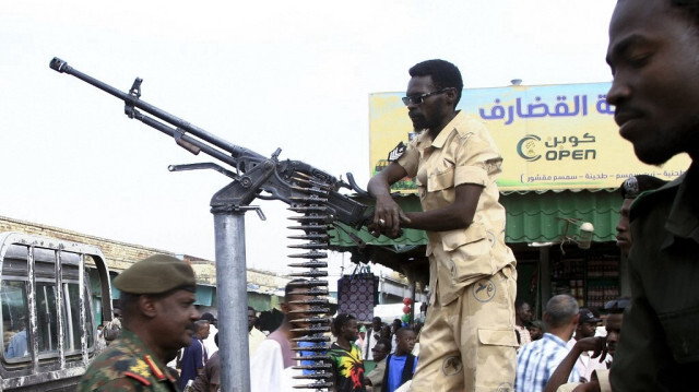 Les forces de sécurité soudanaises patrouillent dans un quartier commercial de la ville de Gedaref, dans l'est du Soudan, le 3 avril 2024, alors que le pays est en proie à un conflit entre l'armée et les paramilitaires.