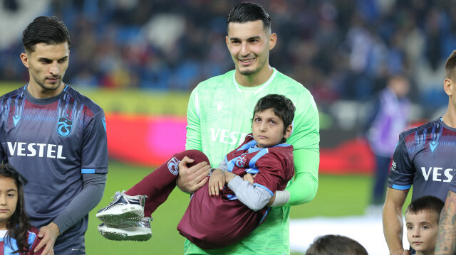 Hicran Yıldız, Uğurcan Çakır'ın kollarında Trabzonspor maçında seremoniye çıkmıştı.