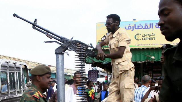Суданские силы безопасности патрулируют торговый район в городе Гедареф на востоке Судана 3 апреля 2024 года на фоне продолжающегося в стране конфликта между армией и военизированными формированиями.