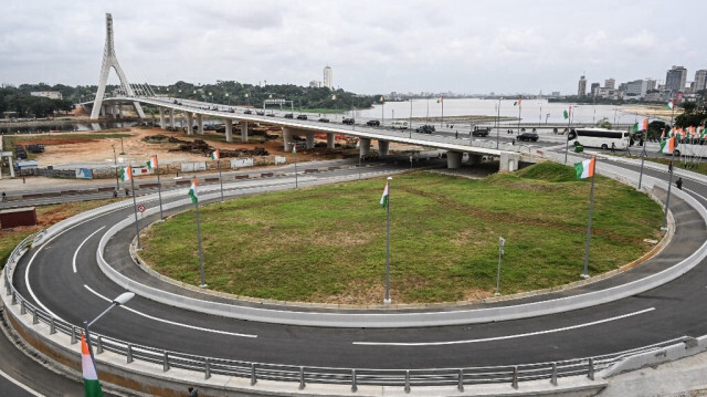 Vue générale du nouveau pont sur la lagune Ébrié reliant la commune de Cocody, le quartier résidentiel, à celle du quartier des affaires, à Abidjan le 12 août 2023.