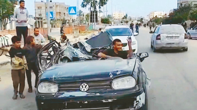 İsrail soykırımına maruz kalan Gazzeliler yine de yaşam enerjilerini koruyor. Bir
füzenin hurdaya çevirdiği otomobille tur atan gencin etrafına saçtığı gülücükler ve 
otomobilin peşinde koşan çocukların sevinci Filistinlilerin gücünü gösteriyordu.