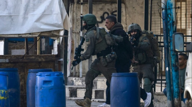L'armée d'occupation arrête un homme lors d'un raid en Palestine occupée.