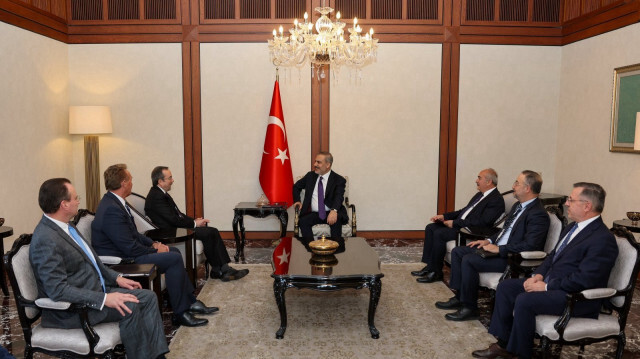 Министр иностранных дел Турции Хакан Фидан, заместитель госсекретаря США Джон Басс и их делегации проводят встречу в штаб-квартире Министерства иностранных дел в Анкаре, Турция, 15 апреля 2024 года. 