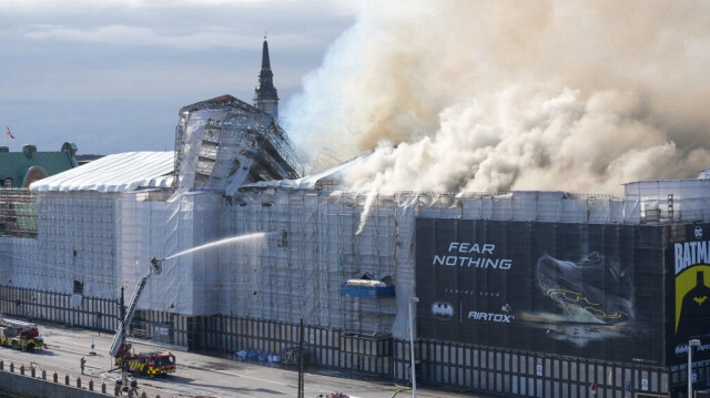 Des panaches de fumée s'échappent du bâtiment historique de la bourse de Boersen en feu dans le centre de Copenhague, au Danemark, le 16 avril 2024.