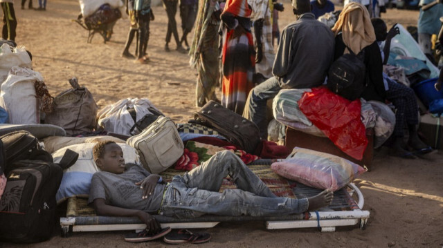 Un garçon soudanais qui a fui la guerre au Soudan avec sa famille se repose sur un lit portable après le voyage vers un centre de transit pour réfugiés à Renk, le 14 février 2024. 