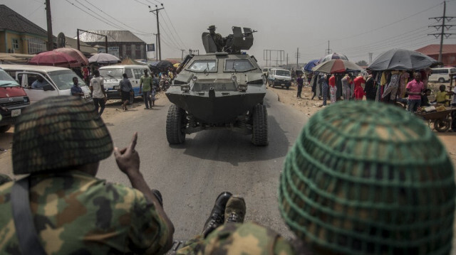 Des soldats nigérians et un convoi militaire roulent à Aba, dans une zone séparatiste pro-Biafra, au sud-est du Nigeria, le 15 février 2019, lors d'une patrouille militaire. 