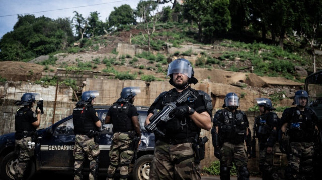 Un gendarme monte la garde lors d'une opération de sécurité dans un bidonville de Koungou sur l'île de Mayotte, le 16 février 2024. 