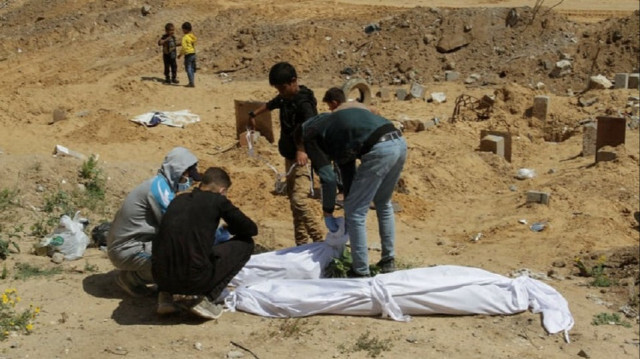 جريمة إسرائيلية جديدة.. مقبرة جماعية في ساحة مجمع الشفاء 