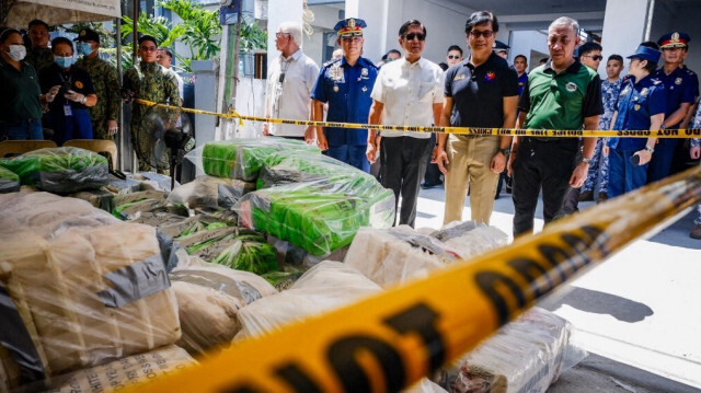 Le président philippin Ferdinand Marcos et le secrétaire à l'Intérieur Benhur Abalos inspectent les drogues à la méthamphétamine saisies dans la ville d'Alitagtag dans la province de Batangas le 16 avril 2024.