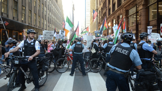 La police de Chicago intervient et met en garde à vue des manifestants pro-palestiniens lors de la mobilisation contre les attaques israéliennes sur Gaza, le 15 avril 2024 à Chicago, Illinois, États-Unis.