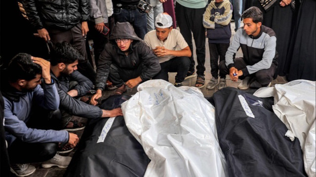 Des jeunes pleurent les corps de leurs proches qui ont été tués lors d'un bombardement israélien, dans le sud de la bande de Gaza, le 16 avril 2024.