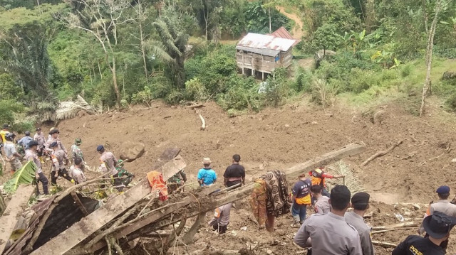 Des sauveteurs à la recherche de personnes disparues sur le site d'un glissement de terrain qui a tué au moins 18 personnes et laissé deux disparues à Tana Toraja, dans le sud du Sulawesi.
