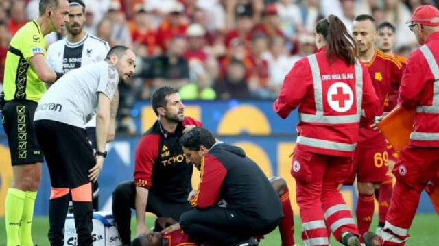 خروج لاعب روما الإيطالي من المستشفى عقب سقوطه وإلغاء المباراة
