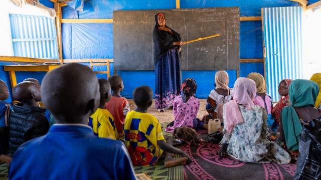 Un réfugié soudanais et enseignant donne des cours d'arabe à de jeunes réfugiés soudanais à l'école Al-Tadamoun dans le camp de réfugiés de Farchana, le 8 avril 2024. 