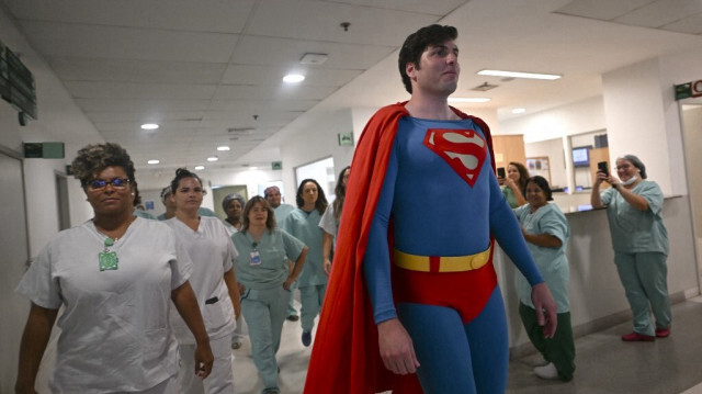 Leonardo Muylaert, 36 ans, connu sous le nom de Superman brésilien, lors de sa visite à l'hôpital du centre-ville de Rio de Janeiro, Brésil, le 18 mars 2024. 