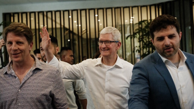Le PDG d'Apple, Tim Cook, réagit lorsqu'il quitte l'Apple Developers Academy lors de sa visite en Indonésie à Tangerang, une banlieue de Jakarta, le 17 avril 2024.