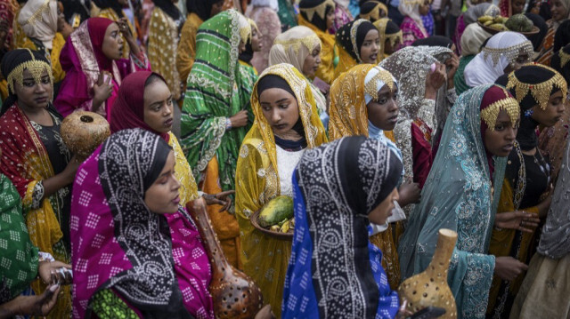 Des jeunes femmes vêtues d'habits traditionnels défilent lors de la célébration du festival Shuwalid à Harar, le 16 avril 2024. 