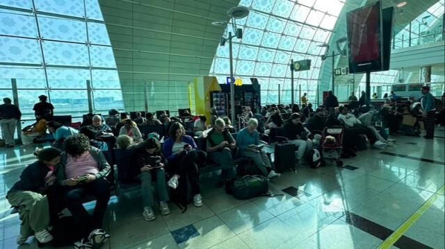 Des passagers attendent leur vol à l'aéroport international de Dubaï aux Émirats arabes unis, le 17 avril 2024.