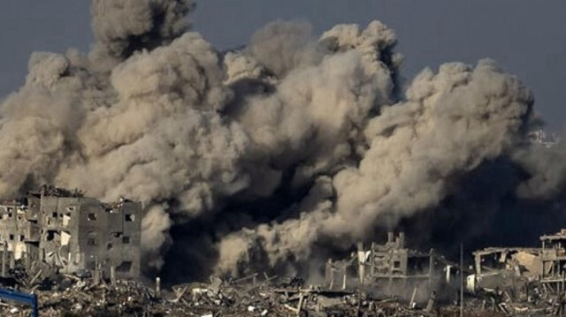 غزة.. الجيش الإسرائيلي ينسف مربعا سكنيا بمخيم النصيرات