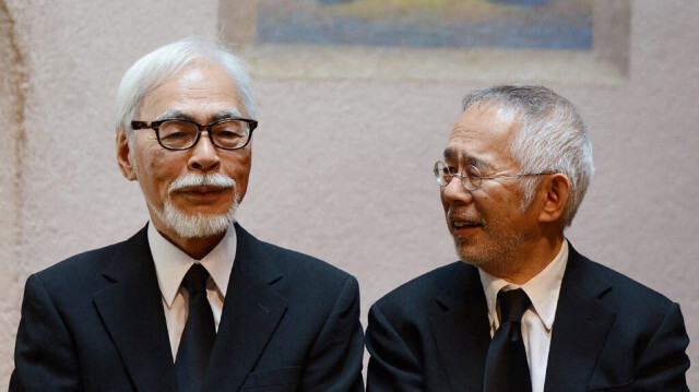Le réalisateur japonais Hayao Miyazaki (à gauche) et le producteur de films d'animation Toshio Suzuki, assistent à une cérémonie commémorative pour le défunt réalisateur japonais Isao Takahata au Musée Ghibli à Mitaka, dans la préfecture de Tokyo.
