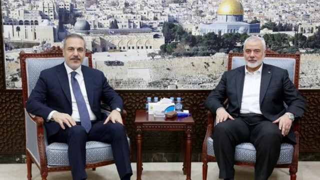 Le ministre turc des Affaires étrangères, Hakan Fidan et le chef du bureau politique du mouvement de résistance palestinien Hamas, Ismail Haniyeh, à Doha au Qatar, le 17 avril 2024.
