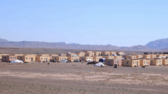 Une vue générale montre des maisons nouvellement construites pour les personnes touchées par le tremblement de terre dans le village de Nayeb Rafi dans le district de Zindah Jan dans la province d'Hérat le 3 avril 2024.