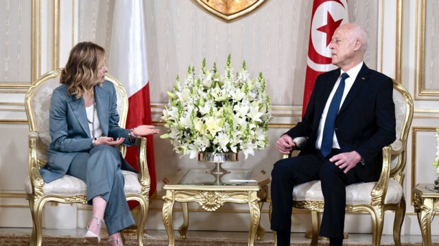 Une photo fournie par la présidence italienne montre le président tunisien Kais Saied rencontrant le premier ministre italien Giorgia Meloni en Tunisie le 17 avril 2024.