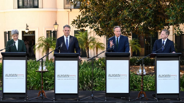 Le ministre australien des Affaires étrangères, Penny Wong, le vice-premier ministre australien et ministre de la Défense Richard Marles, le secrétaire britannique aux Affaires étrangères, David Cameron, et le secrétaire d'État britannique à la Défense Grant Shapps, tiennent une conférence de presse au Government House à Adélaïde, en Australie du Sud, le 22 Mars 2024.