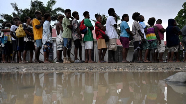 Les habitants des îles Salomon font la queue pour voter devant un bureau de vote à Honiara le 17 avril 2024.