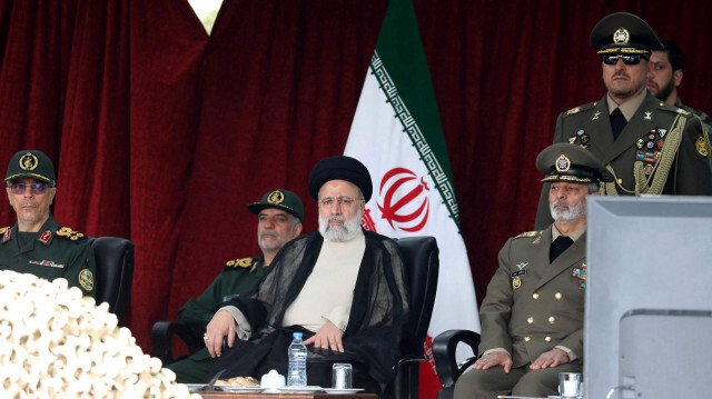 Президент Ирана Эбрахим Раиси принимает военный парад вместе с высокопоставленными чиновниками и командирами во время церемонии, посвященной ежегодному дню армии страны в Тегеране 17 апреля 2024 года.
