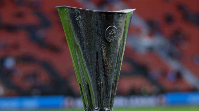 La coupe de l'Europa League Conference.