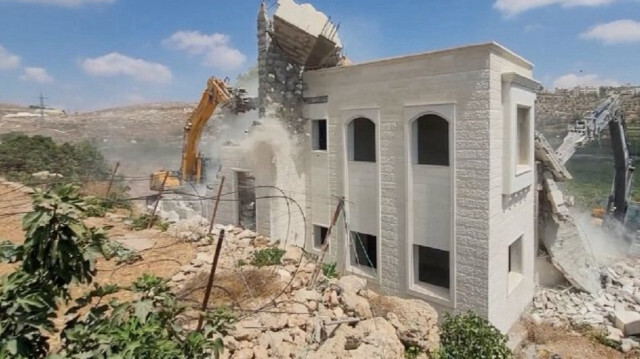 الاحتلال الإسرائيلي يهدم منزلي أسيرين جنوب الضفة الغربية