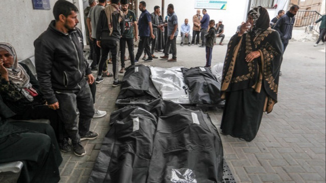 Les corps des palestiniennes qui ont perdu la vie après une frappe aérienne israélienne à Rafah dans la Bande de Gaza, le 18 avril 2024.