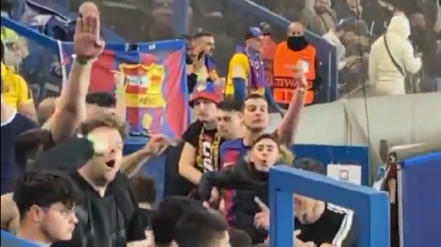 Supporters espagnols effectuant des saluts nazis, à l'occasion du match aller des quarts de finale de la Ligue des Champions de l'UEFA entre le Paris Saint-Germain et le FC Barcelone, à Paris, le 10 avril 2024.