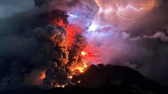 Le Mont Ruang crachant de la lave chaude et de la fumée, vu de Sitaro, Sulawesi du Nord en Indonésie le 17 avril 2024.