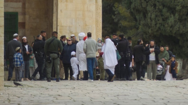 Des dizaines d'activistes juifs, accompagnés par la police israélienne, prennent régulièrement d'assaut la mosquée Al-Aqsa.