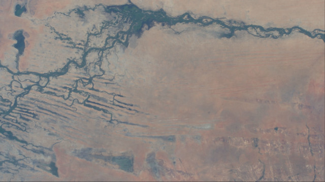 Vue du fleuve Niger et du désert malien depuis la station spatiale internationale, le 2 novembre 2021.