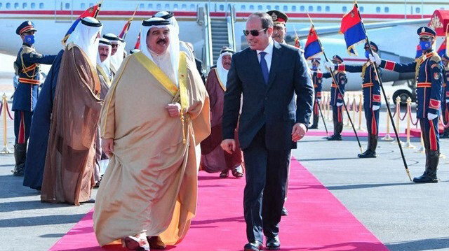 Le Président égyptien, Abdel Fattah Al-Sissi (D) et le roi de Bahreïn, Hamad bin Isa Al Khalifa (G).