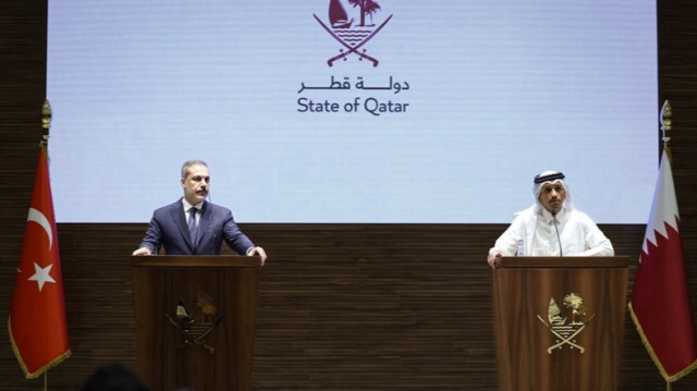 Le ministre turc des Affaires étrangères, Hakan Fidan (G) avec son homologue qatari, Mohammed ben Abderrahmane Al-Thani à Doha au Qatar, le 17 avril 2024.