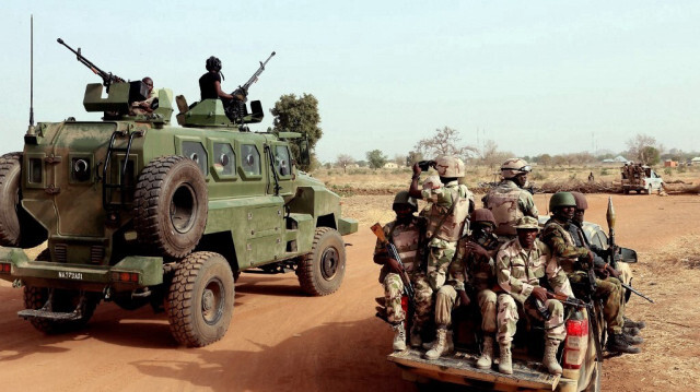 Des soldats de l'armée nigériane sont vus le long d'une route à Chibok, dans le nord-est du Nigeria, le 5 mars 2015. 