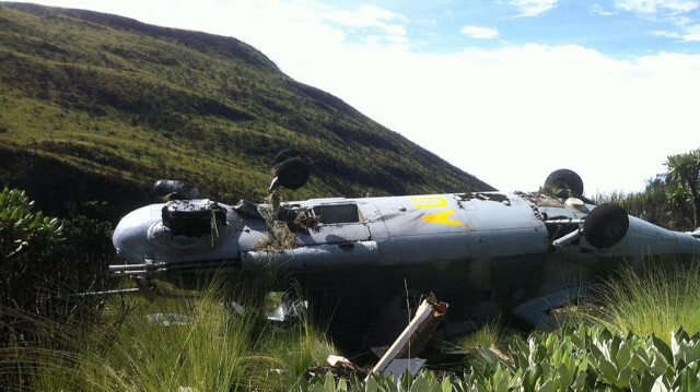 L'épave d'un des trois hélicoptères militaires ougandais, le 14 août 2012 dans la forêt du Mont Kenya. 