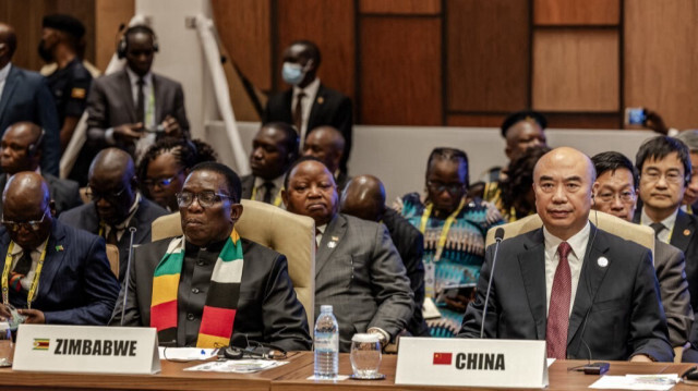 Le président du Zimbabwe Emerson Mnangagwa (à gauche) et le vice-premier ministre du Conseil d'État de la République de Chine Liu Guozhong (à droite) suivent les interventions des chefs d'État lors du 19e sommet des chefs d'État et de gouvernement du Mouvement des non-alignés (MNA) à Kampala, le 19 janvier 2024. 