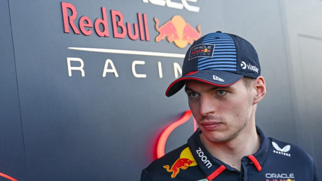 Le pilote néerlandais de Red Bull Racing, Max Verstappen, observe lors d'une interview sur le circuit international de Shanghai avant le Grand Prix de Formule 1 de Chine à Shanghai le 18 avril 2024.