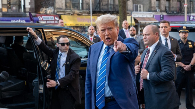 L'ancien président des États-Unis, Donald Trump lors de la visite d'une bodéga dans le quartier de Harlem, dans le haut de Manhattan, où un employé a tué un homme qui l'avait agressé en 2022, le 16 avril 2024 à New York. 