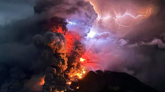 Извержение вулкана в Индонезии
