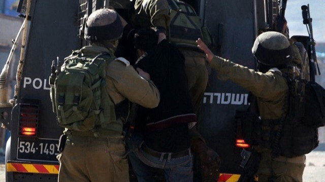 Les forces de sécurité israéliennes arrêtent un Palestinien en Palestine occupée.