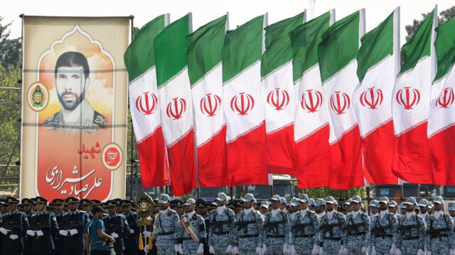 Des soldats iraniens participent à un défilé militaire lors d'une cérémonie marquant la journée annuelle de l'armée du pays, à Téhéran, le 17 avril 2024.