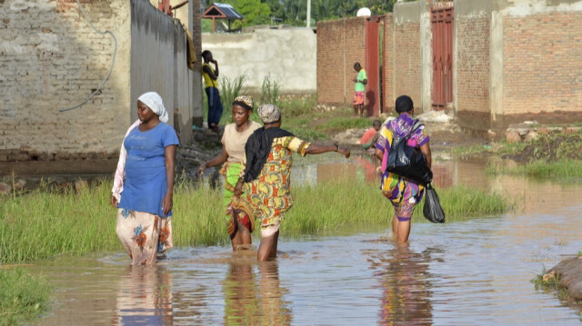 Des femmes marchent dans les eaux polluées de Buterere, au nord-ouest de Bujumbura.