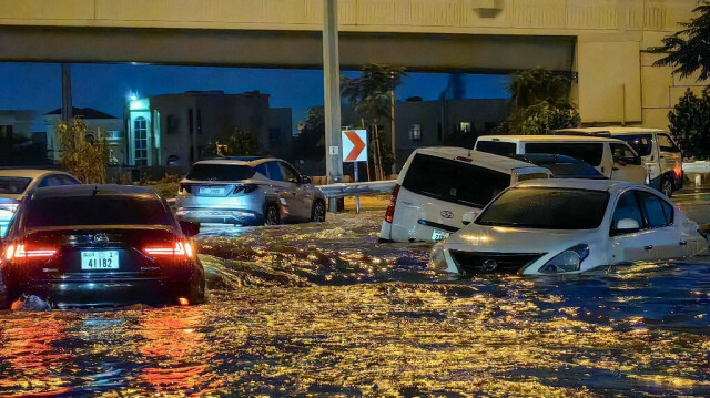 Des voitures avancent dans une rue inondée après de fortes pluies à Dubaï le 17 avril 2024.