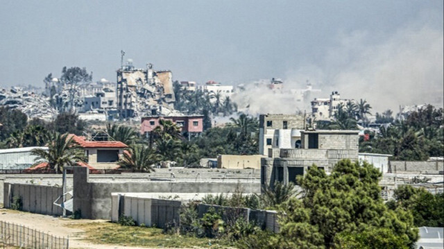De la fumée s'élève au-dessus des bâtiments détruits dans la ville de Nuseirat, au centre de la bande de Gaza, à la suite des bombardements israéliens, le 17 avril 2024.